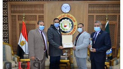 محافظ الدقهلية يكرم  الحاصل على برونزية  