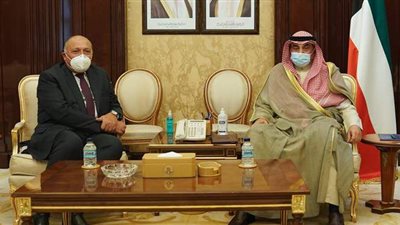 وزير الخارجية يبحث مع رئيس وزراء الكويت سبل دفع مجالات التعاون الثنائي