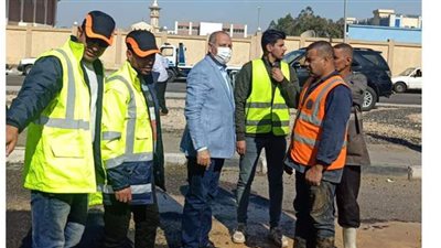 إصلاح كسر خط مياه بطريق السويس