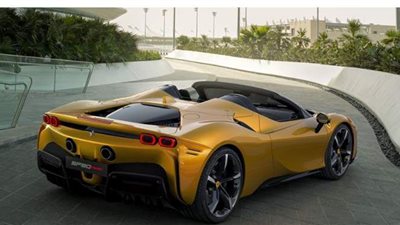 سيارة فيراري SF90 سبايدر ذات السقف القابل للطي