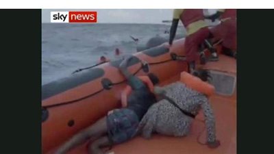 مشهد مؤلم.. مهاجرة تصرخ بعد غرق مركبها في البحر المتوسط: أين طفلي؟ | فيديو