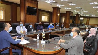 نائب محافظ سوهاج يبحث رفع معدلات أداء العمل بإدارات خدمة المواطنين