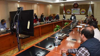 محافظ مطروح يعقد مؤتمراً لمناقشة سبل الاستفادة من مياه السيول