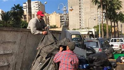 حي شرق الإسكندرية يطارد نابشي القمامة