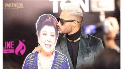 محمد رمضان يقبل صورة رجاء الجداوي في حفل مهرجان الفضائيات العربية