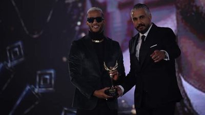 الأسطورة منح جائزته للزعيم.. تكريم نجوم الفن والإعلام بمهرجان الفضائيات العربية | صور