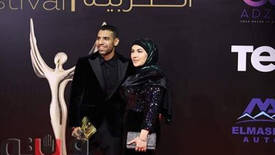 مؤمن زكريا وزوجته يخطفان الأنظار في حفل مهرجان الفضائيات | صور