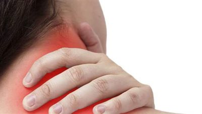 أسباب وأعراض خشونة الرقبة.. وطرق العلاج