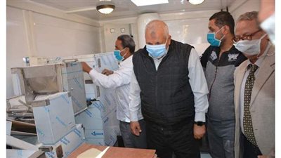 محافظ الوادي الجديد يشهد تجربة أول مخبز طوارئ | صور