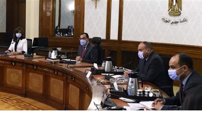 رئيس الوزراء يلتقي مجموعة من الشباب المصريين الدارسين بالخارج