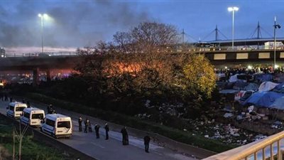 فرنسا تخلي بالقوة مخيما عشوائيا لمهاجرين غير شرعيين