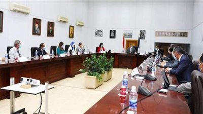 وزير السياحة والآثار يناقش معوقات وتحديات القطاع مع اتحاد الغرف