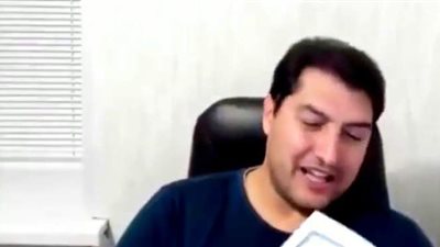 شاب تركي يمزق القرآن في بث مباشر على تويتر ومطالب باعتقاله