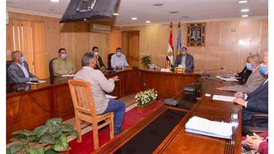 ​ محافظ أسيوط يناقش إنشاء مصنع للرمان والمركزات