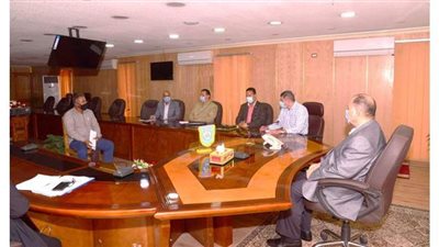 محافظ أسيوط يلتقي ٢٠ مواطنا ويأمر بصرف إعانات عاجلة لهم