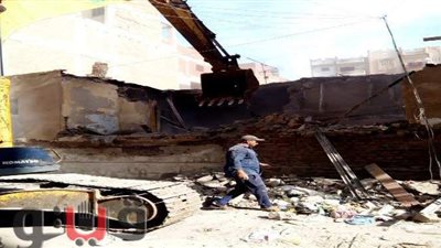 لخطورته على الأهالي.. إزالة منزل آيل للسقوط ورفع مخلفات الهدم في طنطا | فيديو