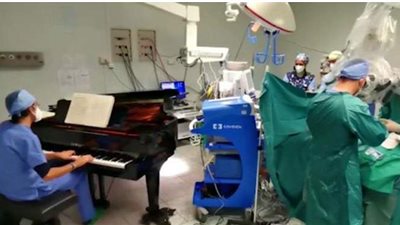 للمرة الأولى.. أطباء يزيلون ورما في المخ لطفل على أنغام البيانو | فيديو وصور