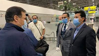 وزير الرياضة يستقبل بعثة منتخب مصر  بمطار القاهرة | صور