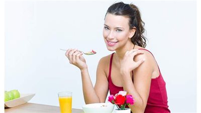 للنساء..  الأكل في أوقات غير متسقة يهدد صحة قلبك