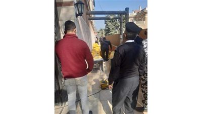 الشرطة تحاول منع  سيدة من الانتحار  بالهرم