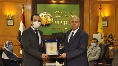 رئيس جامعة المنيا يُكرم الحاصل على جائزة 