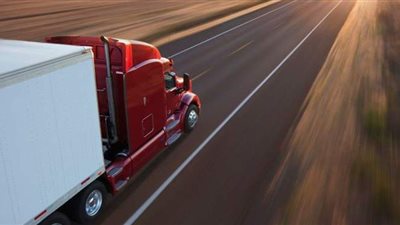 5 نصائح لتجنب مخاطر الشاحنات  أثناء القيادة على الطرق السريعة
