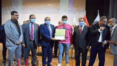 رئيس جامعة بني سويف يكرم الطلاب المتفوقين رياضيًا | صور