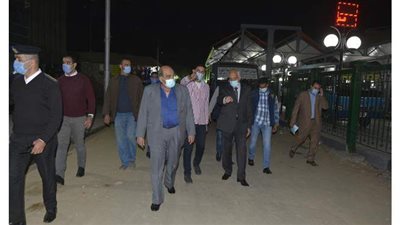 وقف مدير موقف سيرفيس ميدان الجيزة والعاملين بالوردية المسائية