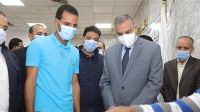 محافظ سوهاج يسلم 43 أسرة مستحقة إيصالات سداد رسوم تصالح مخالفات البناء