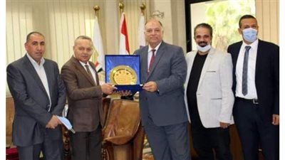 الملاحة الجوية تكرم رئيس القابضة للمطارات وتمنحه درع الشركة