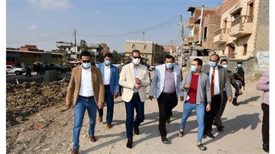 مواطن يستوقف محافظ الفيوم في عرض الشارع بطامية