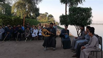 طفل قنائي يبدع في فن السرد والحكي للتراث الصعيدي القديم | فيديو