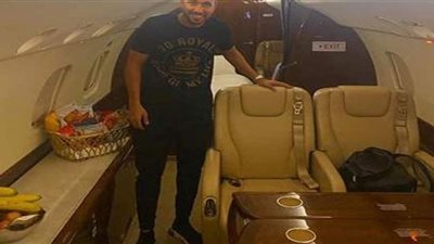 من داخل الطائرة الخاصة.. تريزيجيه يعود لإنجلترا