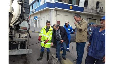 مسئولو حى وسط بالإسكندرية يواصلون متابعة تطهير شنايش الأمطار