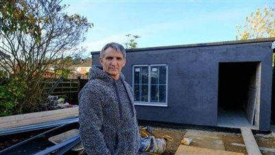 بسبب الحساسية من الكهرباء.. بريطاني يلجأ لحبس نفسه في منزله