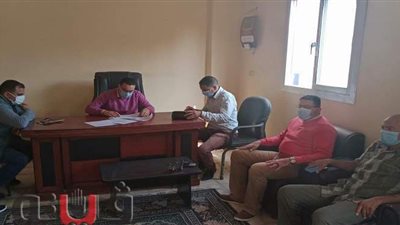 لجنة محافظ بني سويف تراجع الالتزام بإجراءات كورونا بمجلس قروي بهبشين