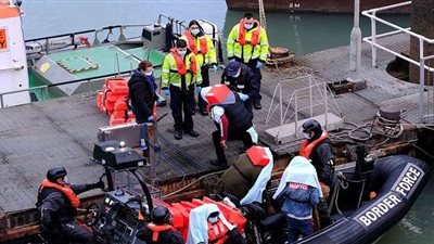 بريطانيا تعترض قاربا وتعتقل 72 شخصا بتهمة تهريب البشر وانتهاك قوانين الهجرة