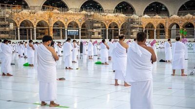 المصلون يؤدون 