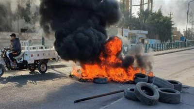 محتجون يغلقون الشوارع الرئيسة بمحافظة ذي قار العراقية | فيديو وصور