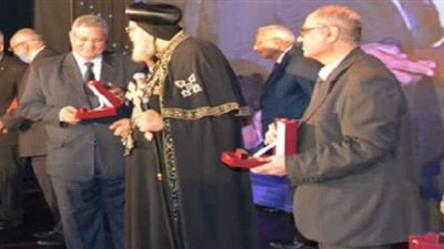 البابا تواضروس يكرم عميد كلية التربية الموسيقية