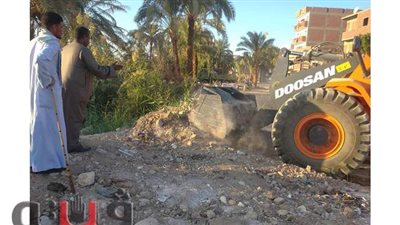 تسوية ورفع الأتربة من طريق مدخل 