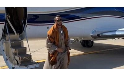 شاهد.. محمد رمضان يلفت الأنظار  بالزي الصعيدي أثناء وصوله إلى أسوان علي متن طائرة خاصة