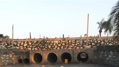 محافظ بني سويف: إصلاح طريق قرية الفقيرة بعد تضرره من السيول