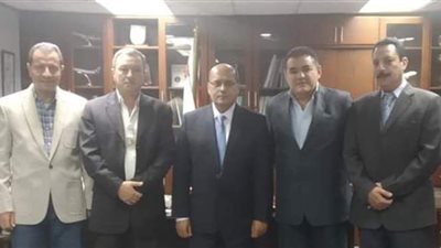 رئيس المصرية للمطارات يتسلم شهادة تجديد الأيزو