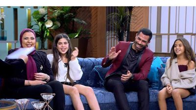 أحمد فتحي يمارس تمارين الضغط على الهواء مع منى الشاذلي | فيديو