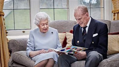 من أيام الحرب العالمية الثانية.. الملكة إليزابيث والأمير فيليب يحتفلان بعيد زواجهما الـ73