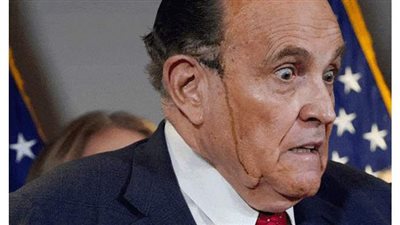 محامي ترامب يتعرض لموقف محرج في مؤتمر صحفي بسبب صبغة شعره