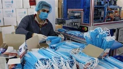 ضبط كمامات طبية غير مطابقة للمواصفات داخل مصنع في مدينة بدر