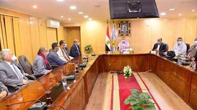 محافظ أسيوط يلتقي عمد ومشايخ قرى منفلوط ضمن مبادرة حياة كريمة ​