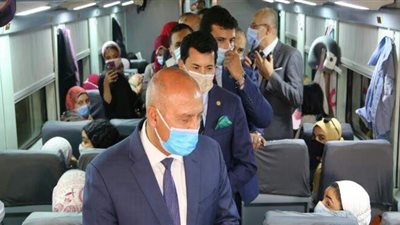 وزيرا الرياضة والنقل يودعان المشاركين في الفوج الأول من قطار الشباب بمحطة مصر